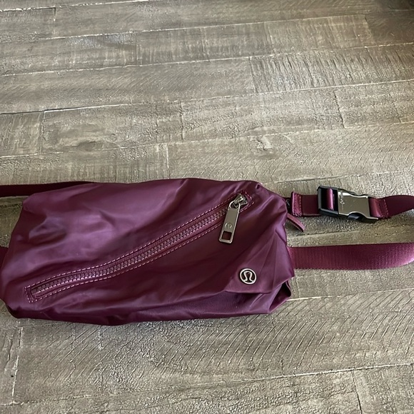 Lululemon Fast Track Belt Bag in 3L Dark
Adobe - Picture 3 of 9